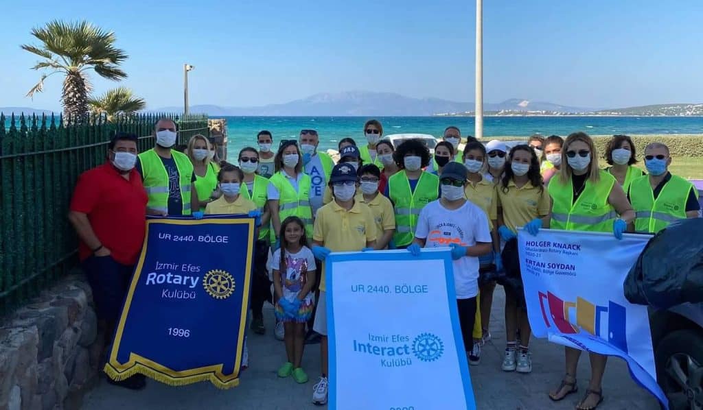 Efes Rotary Kulübü Kıyı Temizliği Düzenledi